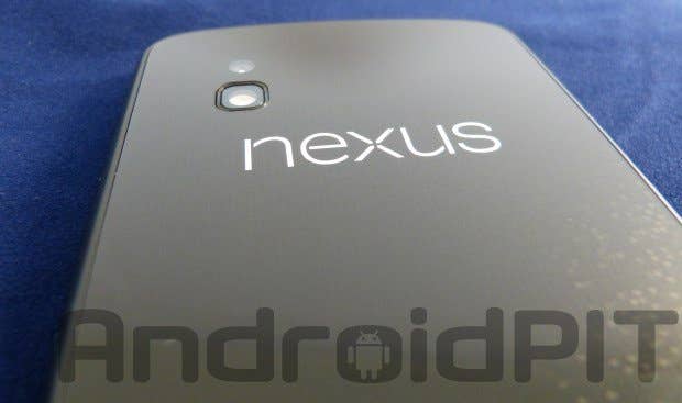 Rückansicht eines Nexus-Smartphones mit Kamera und dem Schriftzug "nexus" auf einer blauen Unterlage.