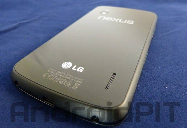 Rückansicht eines Nexus-Smartphones von LG, mit sichtbarem Logo und Anschlussbereich auf einem blauen Untergrund.