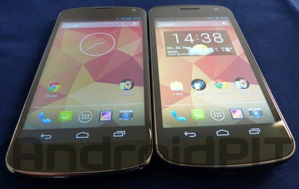 Zwei Smartphones auf einem blauen Untergrund, beide mit bunten App-Icons und einer Uhrzeit von 14:38 auf dem Bildschirm.