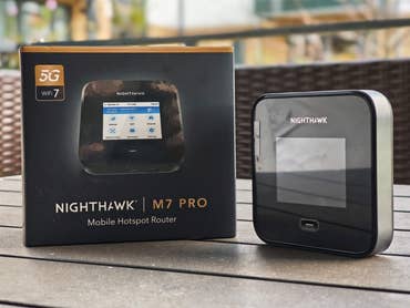 Netgear Nighthawk M7 Pro steht mit Verpackung auf einem Tisch