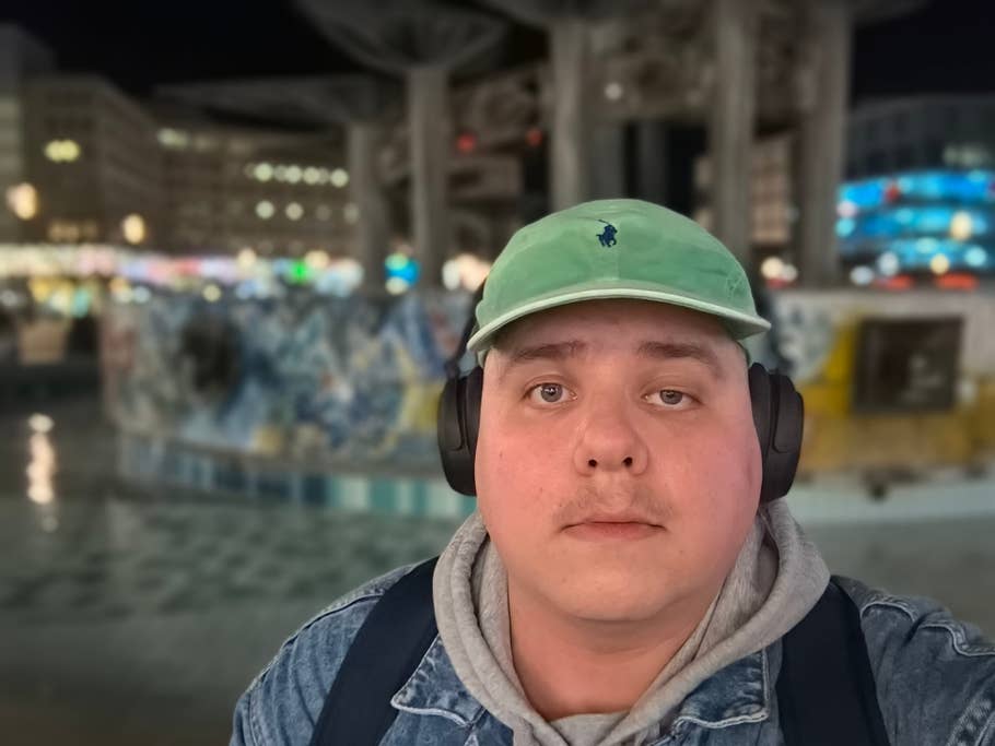 Mit dem Nothing Phone (2a) aufgenommenes Nacht-Selfie