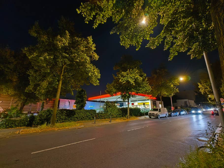 Nachts mit dem Nothing Phone (2a) Plus aufgenommenes Foto