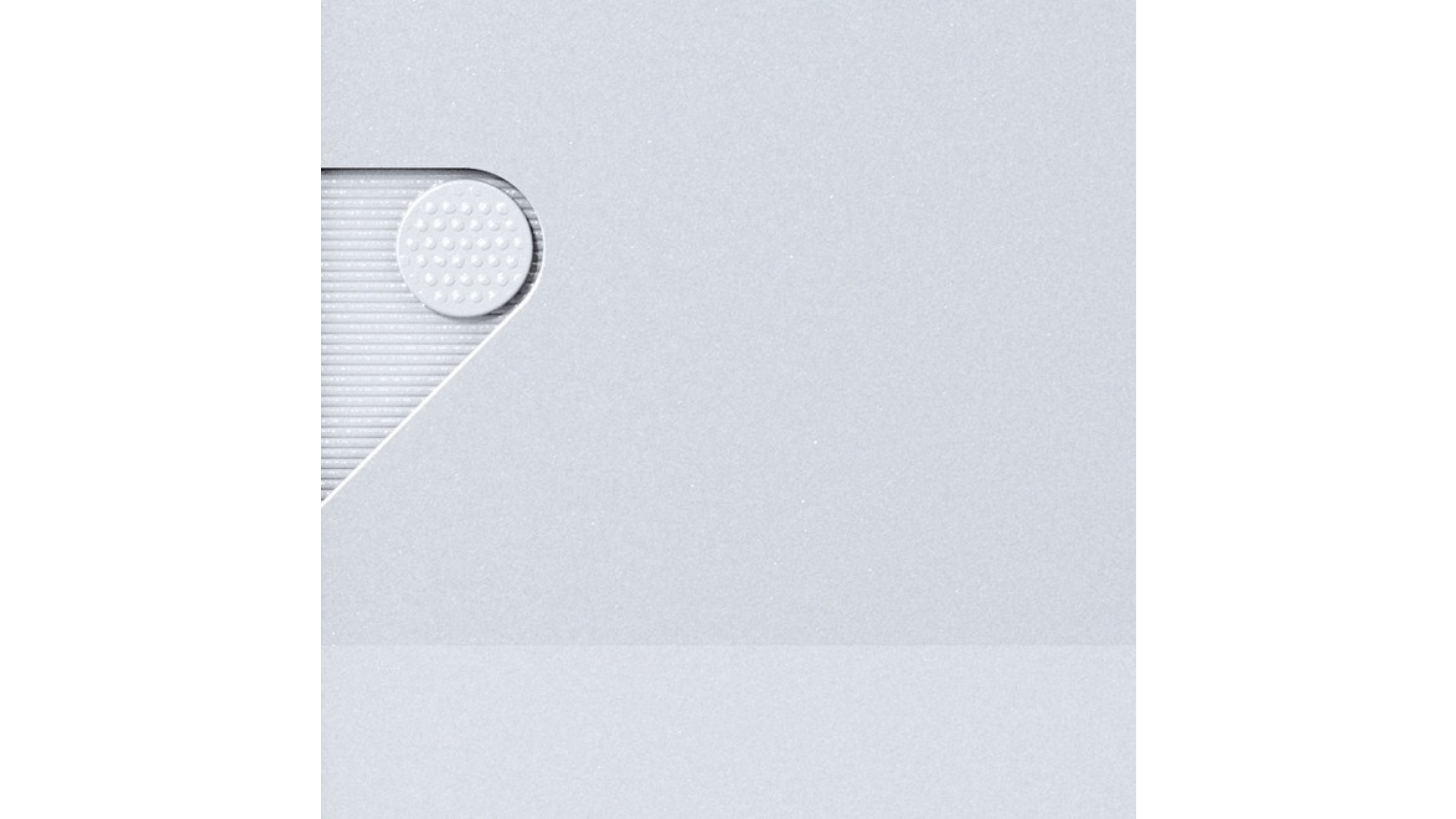 Ein minimalistisches Design mit einem hellgrauen Hintergrund und einer geometrischen Form sowie einem strukturierten runden Element.