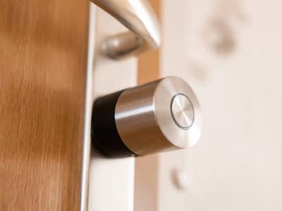 Nuki Smart Lock Pro (5. Gen) an einer Tür ausgeschaltet