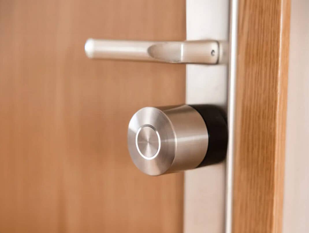 Nuki Smart Lock Pro (5. Gen) an einer Tür angeschaltet
