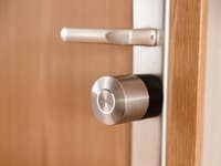 Nuki Smart Lock Pro (5. Gen) an einer Tür angeschaltet