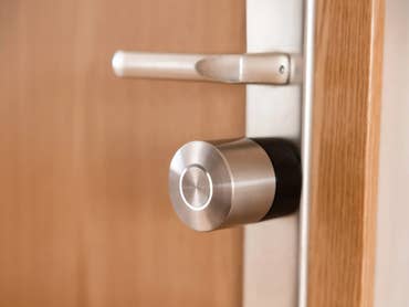 Nuki Smart Lock Pro (5. Gen) an einer Tür angeschaltet