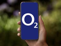 Eine Hand hält ein Smartphone mit dem O2-Logo auf blauem Hintergrund.