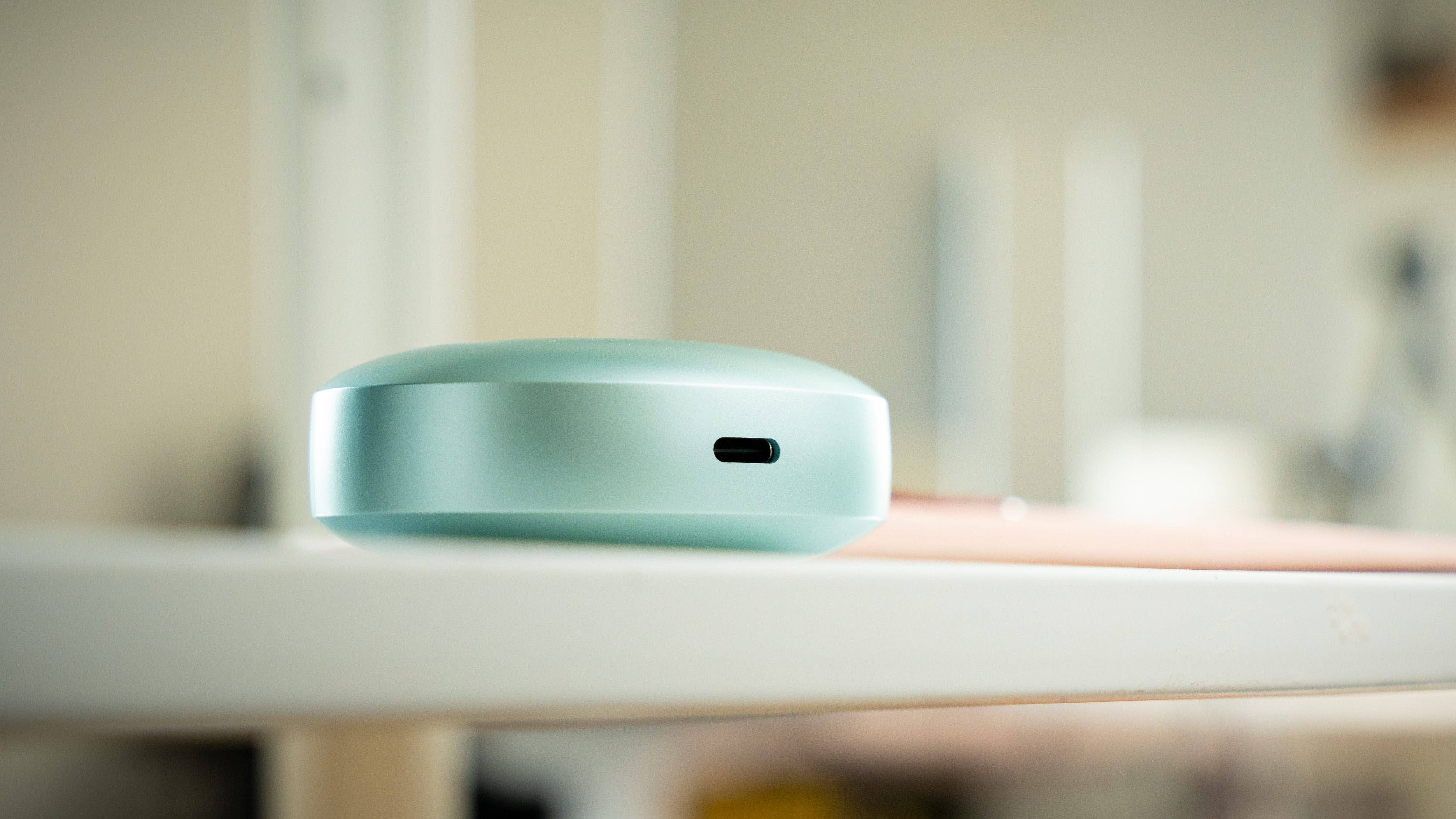 Eine Nahaufnahme des Ladecases der OnePlus Buds 4, das den USB-C-Anschluss zeigt.