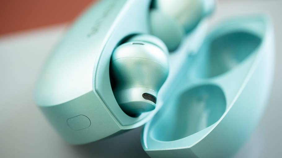 Nahaufnahme der OnePlus Buds 4 in ihrem Ladecase.