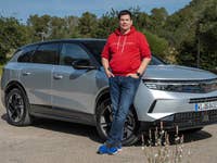 Hayo Lücke, Redakteur von Nextpit, vor dem Opel Grandland PHEV.