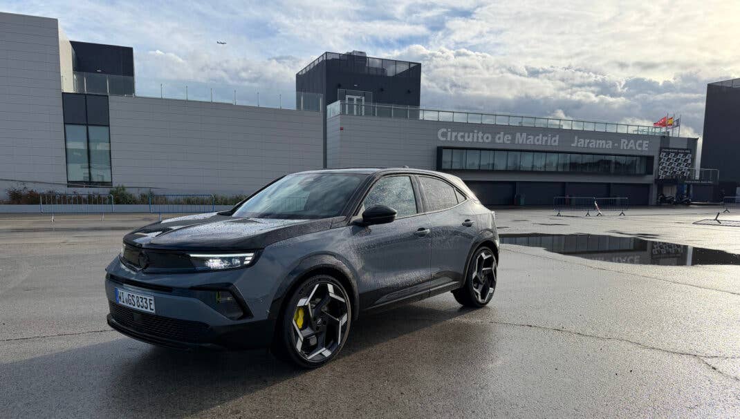 Opel Mokka GSE - seitliche Frontansicht