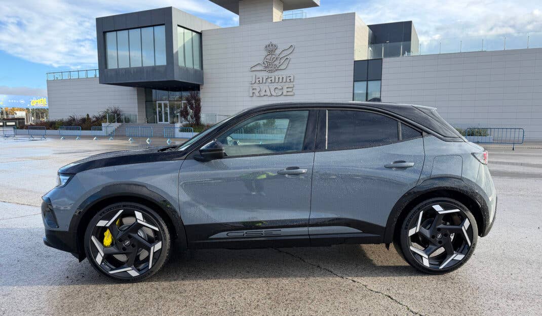 Opel Mokka GSE in der Seitenansicht.