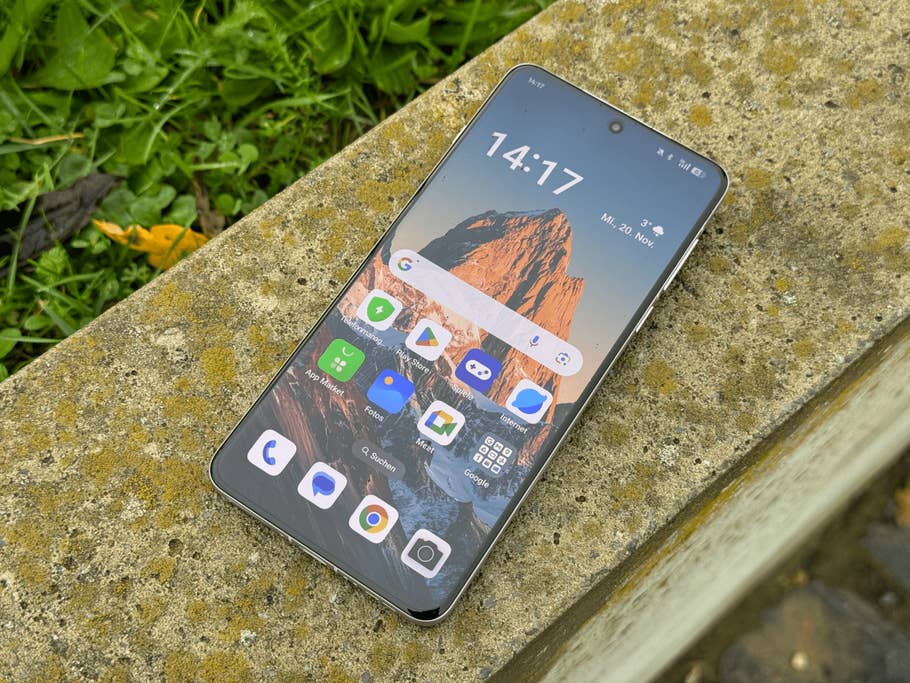 Oppo Find X8 Pro Smartphone auf einer Steinoberfläche mit buntem Berg-Hintergrund.