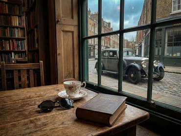 Perfekt für den Jahreswechsel - diese Serie blickt dem Weltuntergang mit Humor entgegen