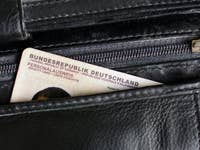 Personalausweis liegt im Geldbeutel