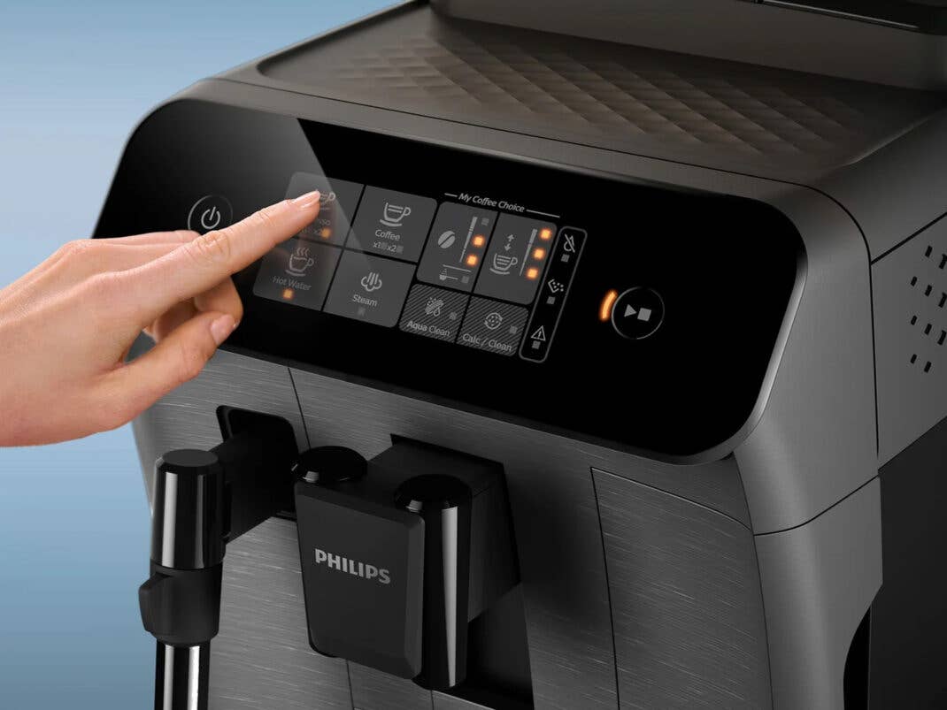 Eine Hand bedient den Philips EP0824/00 Kaffeevollautomat.