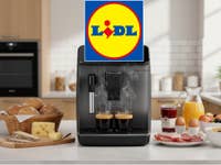 Der Philips EP0824/00 Kaffeevollautomat in einer Küche mit einem Lidl-Logo darüber.