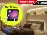 Philips Hue Lightstrip in einem Schlafzimmer, daneben der Hinweis auf ein aktuelles MediaMarkt-Angebot für nur 39 Euro