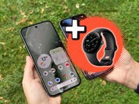 Pixel 10 Pro XL in der Hand, daneben die Pixel Watch 4