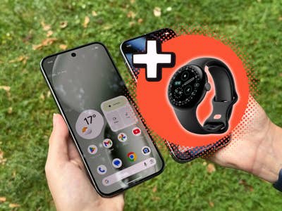 Pixel 10 Pro XL in der Hand, daneben die Pixel Watch 4