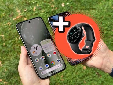 Pixel 10 Pro XL in der Hand, daneben die Pixel Watch 4