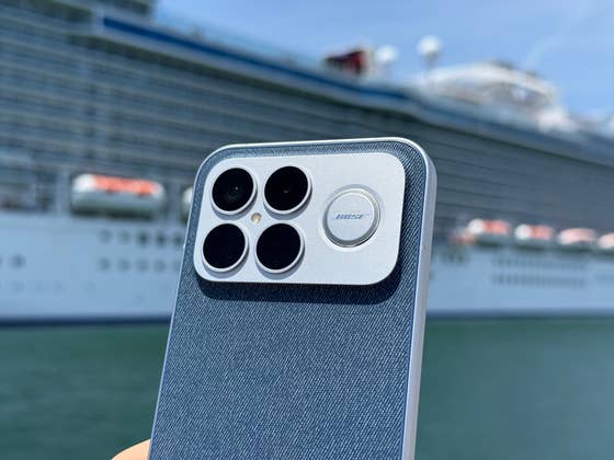 Smartphone mit Dual-Lautsprecher und Subwoofer im Sound-Check