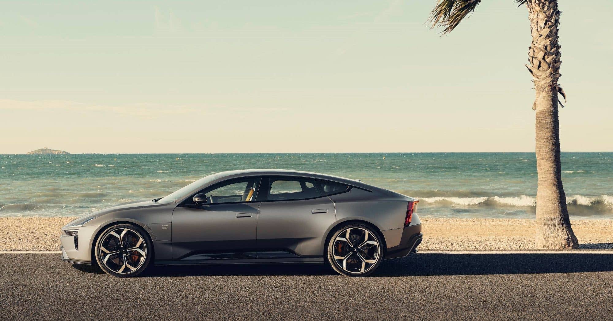 Polestar 5 in der Seitenansicht.