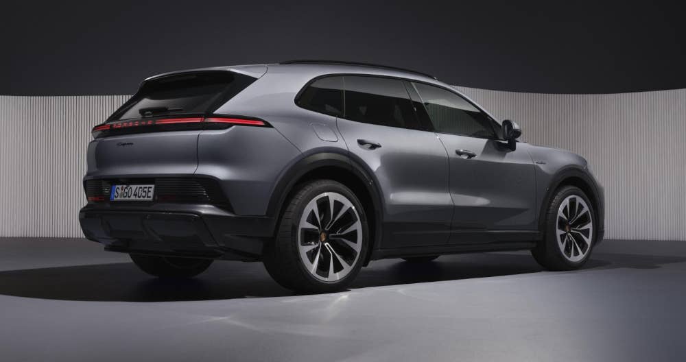 Porsche Cayenne Electric in der seitlichen HInteransicht.