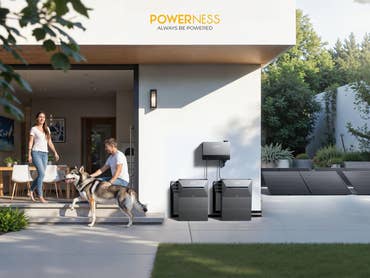 Anker Balkonkraftwerk im Garten mit zwei Anker Solarbank 3 Pro und einer Anker Power Dock