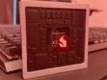 Snapdragon X2 Plus vor einer Tastatur.