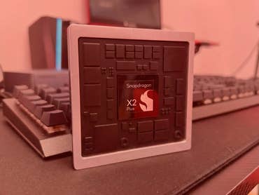 Snapdragon X2 Plus vor einer Tastatur.