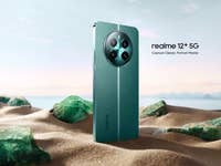 Das Realme 12+ in einer Sandlandschaft mit Smaragdgrünen Steinen.