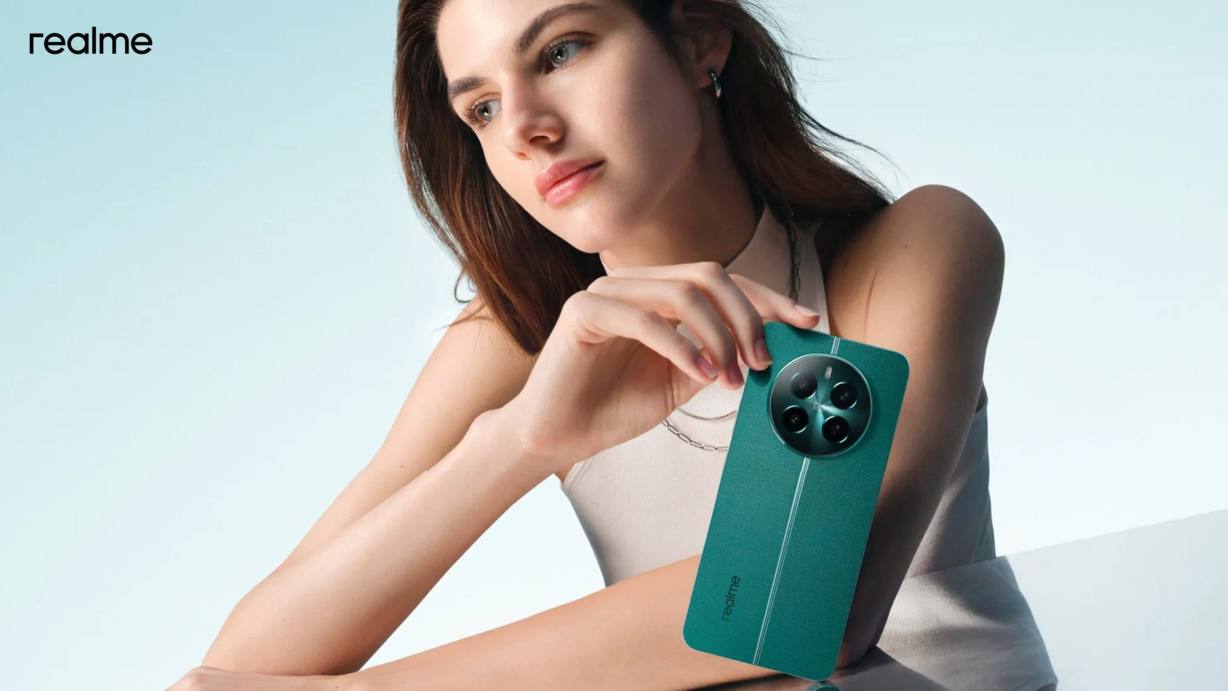 Das Realme 12+ in einer Sandlandschaft mit Smaragdgrünen Steinen.