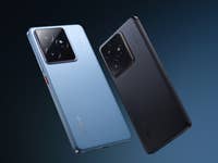 Zwei realme GT 7 Smartphones in Blau und Schwarz, schräg vor einem dunklen Hintergrund.