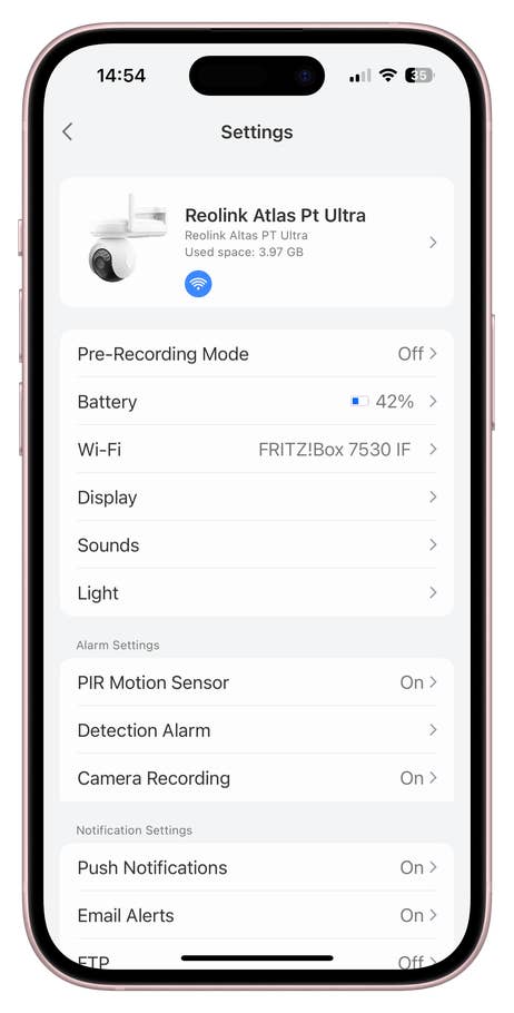 Einstellungsmenü für die Reolink Atlas PT Ultra Kamera, zeigt Akku, WLAN und Alarmeinstellungen.