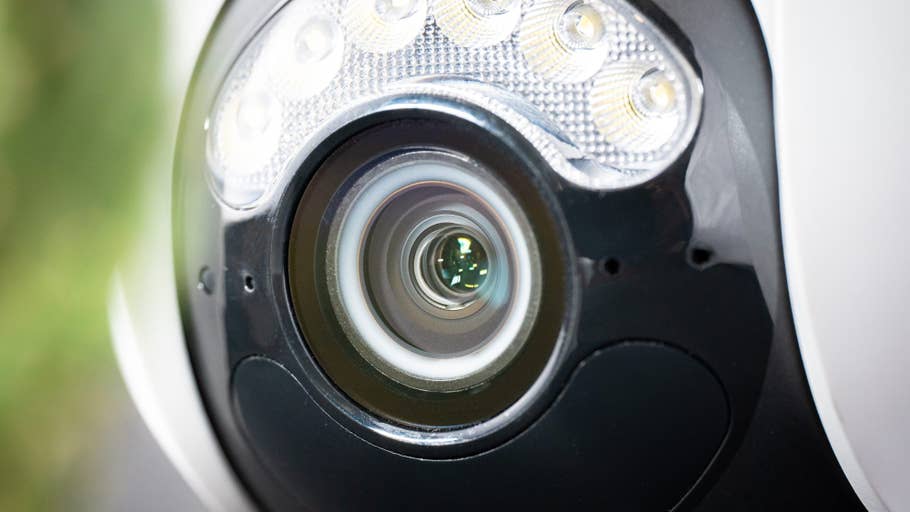 Nahaufnahme eines Reolink Altas PT Ultra Sicherheitskameralins und LED-Leuchten.