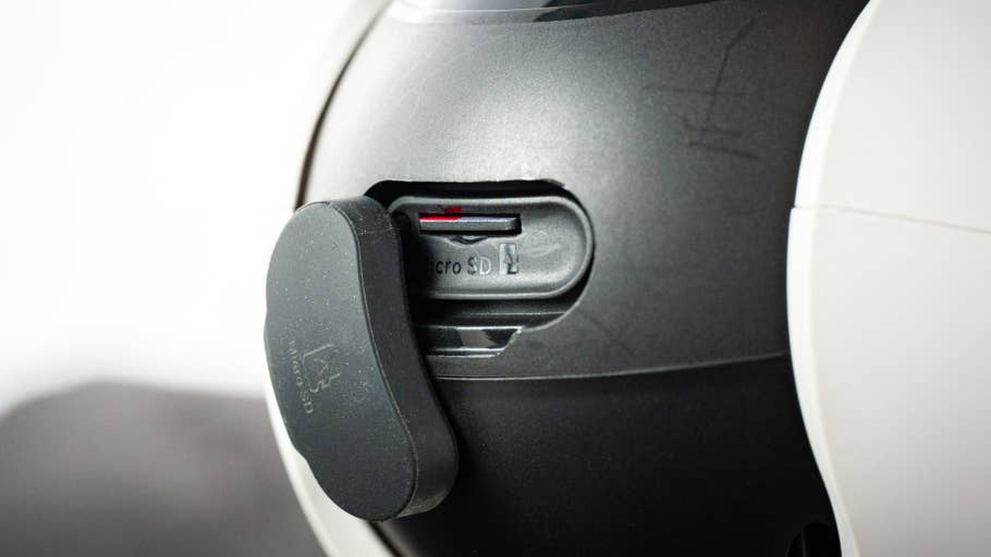 Nahaufnahme des microSD-Kartensteckplatzes an einer Reolink Altas PT Ultra Kamera.