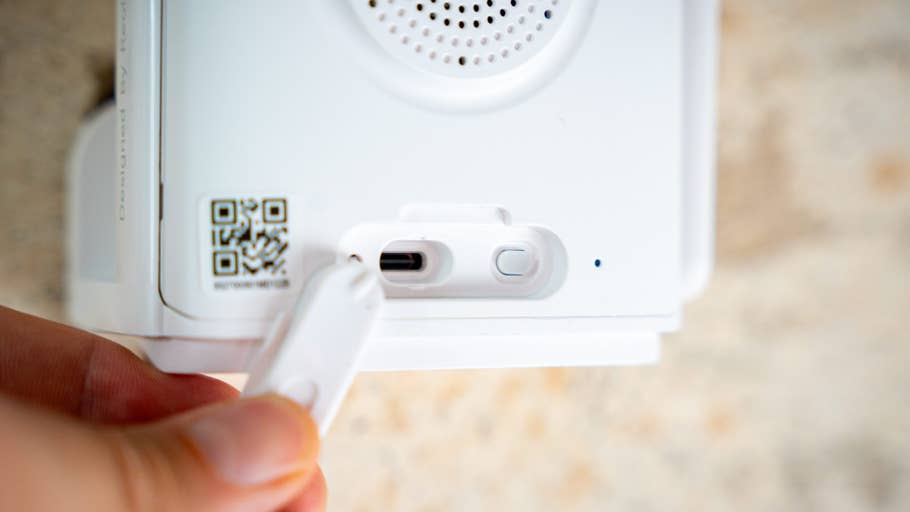 Nahaufnahme des USB-C-Anschlusses und des QR-Codes einer Reolink Altas PT Ultra Kamera.