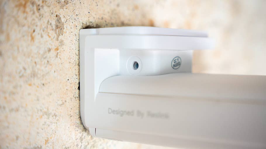 Nahaufnahme einer an der Wand montierten Reolink Altas PT Ultra-Kamera.