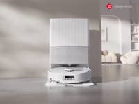 Roborock Qrevo Edge Saugroboter mit Dock in modernem Interieur.