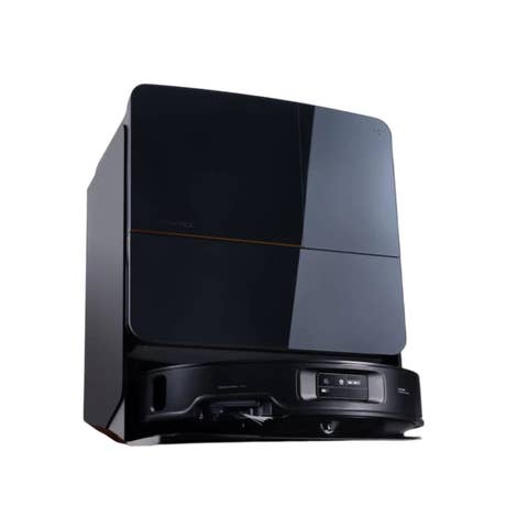 Roborock Saros Z70 mit Station von vorne