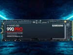 Samsung 990 Pro vor einem dunkelblauen Hintergrund