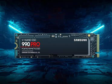 Samsung 990 Pro vor einem dunkelblauen Hintergrund