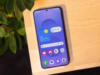 Ein Samsung-Smartphone mit Android 15 und One UI 7