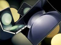 Samsung Foldables schweben vor mehrfarbigem Hintergrund