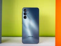 Rückansicht eines Samsung Galaxy A16 5G Smartphones vor einem bunten Hintergrund.