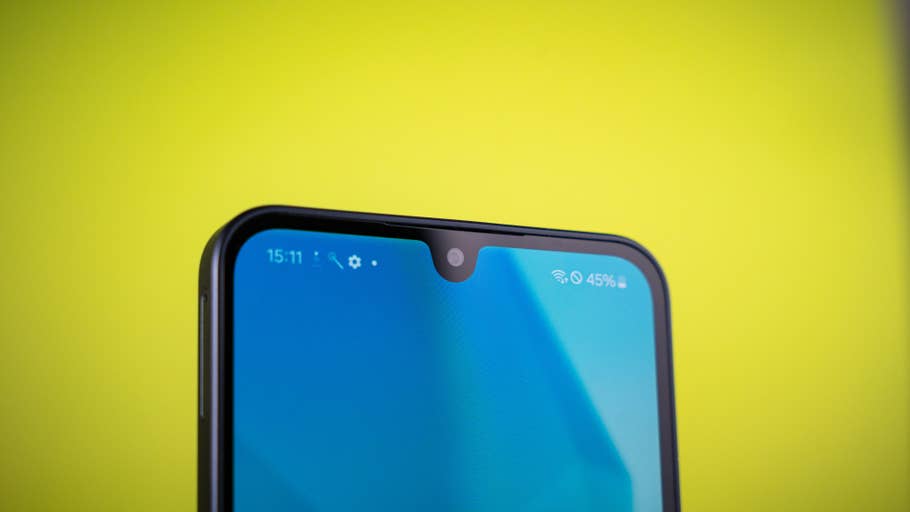 Nahaufnahme des oberen Teils eines Samsung Galaxy A16 5G-Smartphones mit blauem Bildschirm und Notch für die Frontkamera.
