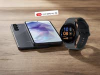Samsung Galaxy A55 und Samsung Galaxy Watch FE liegen auf einem Holztisch!