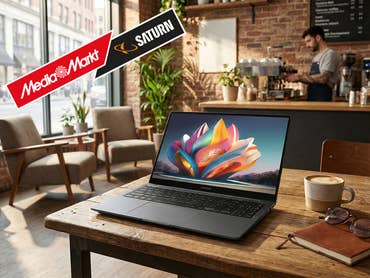 Ein Samsung-Laptop steht in einem Café